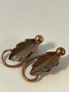 VTG SIGNED SOLID COPPER UNTESTED pair TEXTURE LEAF Earring SILVER TONE CLIP - Picture 1 of 2