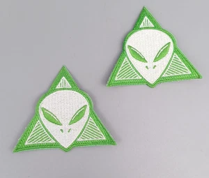 Grüner Alien Kopf Aufnäher Patch bestickt Patch 2er Set - Bild 1 von 4