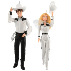 HALLMARK Barbie e Ken Western Stars Ornamenti, Set di 2 NUOVI - Foto 1 di 1
