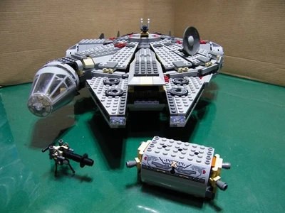 LEGO Star Wars Millennium Falcon 4504 ,2004 *RETIRED - Image 1 of 4
