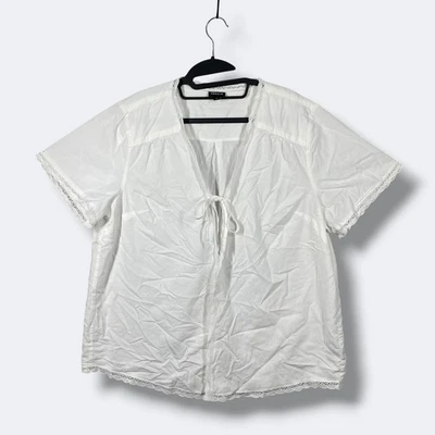 Blusa Torrid S/s Mujer 2X Plus Blanco Encaje Borde Corbata Frontal Minimalista Informal Foto 1 de 4
