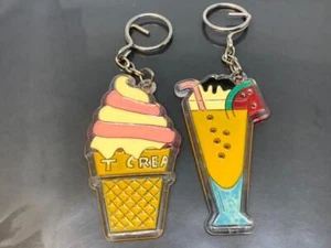 2 Vintage Keyring ICE CREAM CONE Keychain HOT FUDGE SUNDAE Porte-Clés WATERMELON - Bild 1 von 3