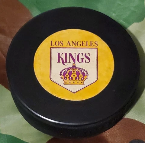 LOS ANGELES KINGS NHL VINTAGE OFFICIAL HOCKEY PUCK MADE IN CZECHOSLOVAKIA 🇨🇿 Cover