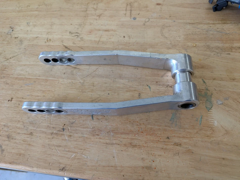 07-08 GSXR 1000 LOWERING LINK (ROARING TOYS BILLET ALUMINUM) - Image 1 of 2