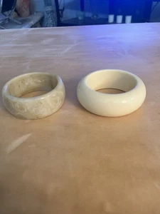 2er Set Vintage Stil Creme & Elfenbein Plexiglas Harz Grobe Armreifen Marmoriert & Glanz - Bild 1 von 11