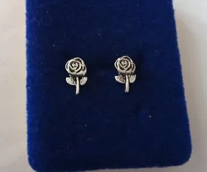 ¡Pendientes de tallo largo y rosa diminutos de plata esterlina de 10x5 mm con tallo largo y tachuelas! - Imagen 1 de 3