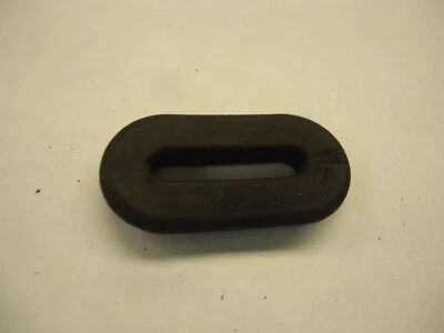 85-86 HONDA SHADOW VT1100 VT700 CUBIERTA LATERAL OJAL MONTAJE GOMA 83551-ME9-000 Foto 1 de 2