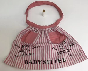 Vintage Barbie Puppe Babysits Babysitter #953 nur Flasche & Schürze ~ 60er Jahre *lesen* - Bild 1 von 7