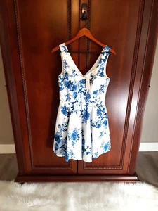 Neu mit Etikett June & Ivy Größe M entzückendes Fit & Flare Kleid mit Taschen blau-weiß geblümt - Bild 1 von 11