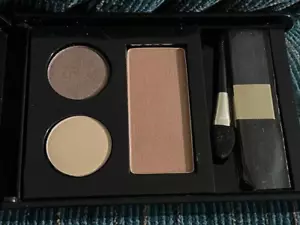 Elizabeth Arden Makeup Compact 2 Beautiful Eyeshadows 1 Cheekcolor Blush 9210-4 - Picture 1 of 5