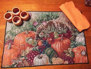 TISCH TISCHSETS THANKSGIVING HERBST KÜRBISSE STOFFSERVIETTEN RINGE - Bild 1 von 2