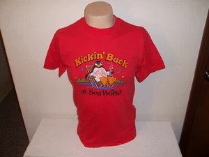 Vtg 1986 KICKIN' BACK AT SEA WORLD PENGUIN T-SHIRT Fits Small - Picture 1 of 4