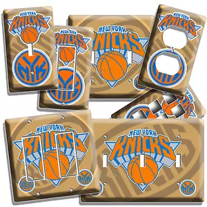 NYK NEW YORK KNICKS SQUADRA BASKET INTERRUTTORE LUCE PRESA PIASTRA PARETE MANCAVE DECOR - Foto 1 di 30