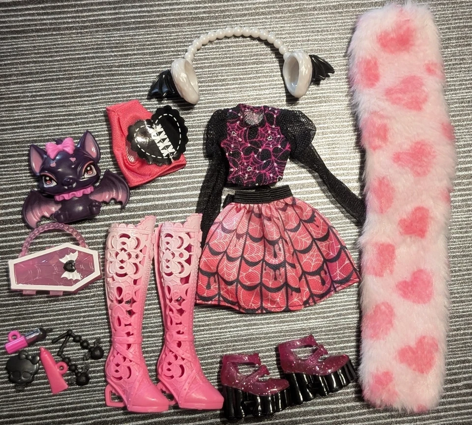 Monster High G3 Fearidescent Draculaura Clothes And Accessories  - Image 1 of 1