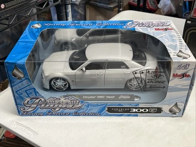 MAISTO PLAYERZ 1:18 SCALE CHRYSLER 300C HEMI DIECAST! SILVER! NEW IN BOX! - Image 1 of 4
