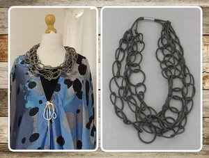 NEU MIT ETIKETT, LAGENLOOK, STATEMENT, GRAU, KAUTSCHUKKETTE, DREISTRÄNGIG, HALSKETTE - Bild 1 von 11