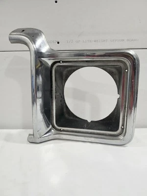 Chevrolet C/K Blazer 1973-1979 lado del pasajero derecho bisel de faros cromado. 376628 Foto 1 de 4
