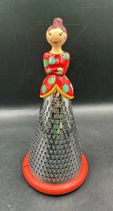 Pylones große Reibe braune Haare Frau in rot & türkis gepunktetes Kleid - Bild 1 von 16