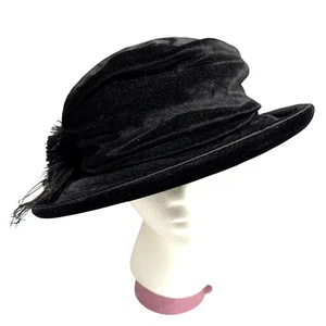 Antiguo sombrero de terciopelo negro para damas adorno de plumas ala ancha holgado años 1900’s - Imagen 1 de 12