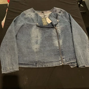 DG2 Diane Gilman Collarless Stretch Denim Moto Jacket Midtone Lg NEU - Bild 1 von 9