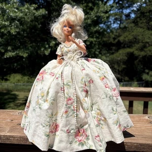 Vintage Handmade Barbie Dress 1950s Roses And Pearls 12 Inch - Imagen 1 de 5