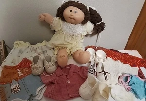 Vintage Cabbage Patch 1985 Puppe braune Haare gelbes Kleid antik Sammlerstück - Bild 1 von 24