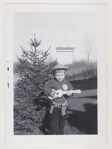 Winziger Cowboy Serenade Junge junger Revolverheld mit Spielzeuggitarre und Urlaubsstimmung - Bild 1 von 7