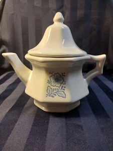 Tetera hexagonal blanca vintage Avon con flor azul - Imagen 1 de 9