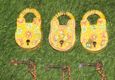 Cerradura y llave antigua de hierro de laca amarilla pintada a mano grabada floral 3 piezas 14508 Foto 1 de 4