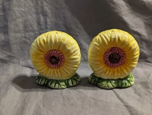 Yellow Sunflowers Salt & Pepper Shaker Set, 3" Tall, Unbranded - PRE-OWNED - Picture 1 of 10