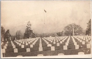 Foto real vintage del cementerio de los años 20 postal RPPC de EE. UU. ¿Bandera militar? / Lápidas - Imagen 1 de 2