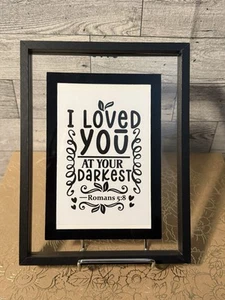 Römer 5:8 Bibelvers Schrift Wandbild - Ich liebte dich in deiner Finsterste - Bild 1 von 1
