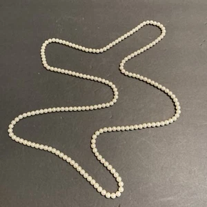 Collar de perlas blancas sintéticas vintage 26 pulgadas - Imagen 1 de 11