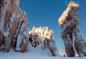 MYSTERIOUS "PANTS" ARCH , NT = FAR and WIDE = Postage-Paid POSTCARD Canada 2024 - Bild 1 von 2