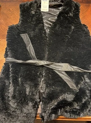 Colete sem mangas pequeno preto de pele sintética com cinto - Imagem 1 de 4