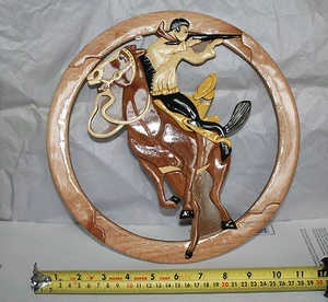 NEU Handgeschnitzt Holz Kunst Intarsien PFERD & JÄGER Schild Wandrelief Wohndeko - Bild 1 von 3