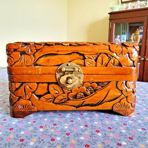 Vintage asiatische handgeschnitzte Holz Schmuckschatulle Kampfer lackiert mit Vogel & Blumenmuster - Bild 1 von 19