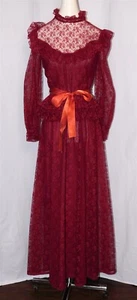 Vestido largo formal BOHO vintage años 70 Lydia Deetz Beetlejuice de encaje rojo - Imagen 1 de 10
