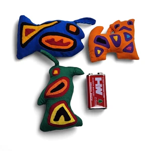 3 peluche vintage KUNA MOLA arte popolare tessuto ornamento natalizio pesce gatto multicolore - Foto 1 di 2