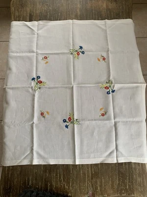 Ancienne Petite Nappe A Thé Brodée Main Fleurs Des Champs - Photo 1/4