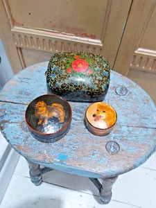 SET AUS DREI HANDBEMALTEN PAPPMACHÉSCHACHTELN - Bild 1 von 13