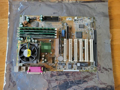 Placa madre Asus CUBX Rev 1.02 con Intel Pentium III 1 GHz y 512 MB de RAM Foto 1 de 4