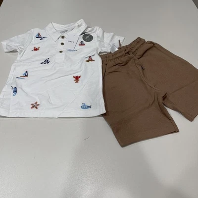 Próximo conjunto de polo y pantalones cortos blancos bordados por todas partes blancos 2-3 años  Foto 1 de 4