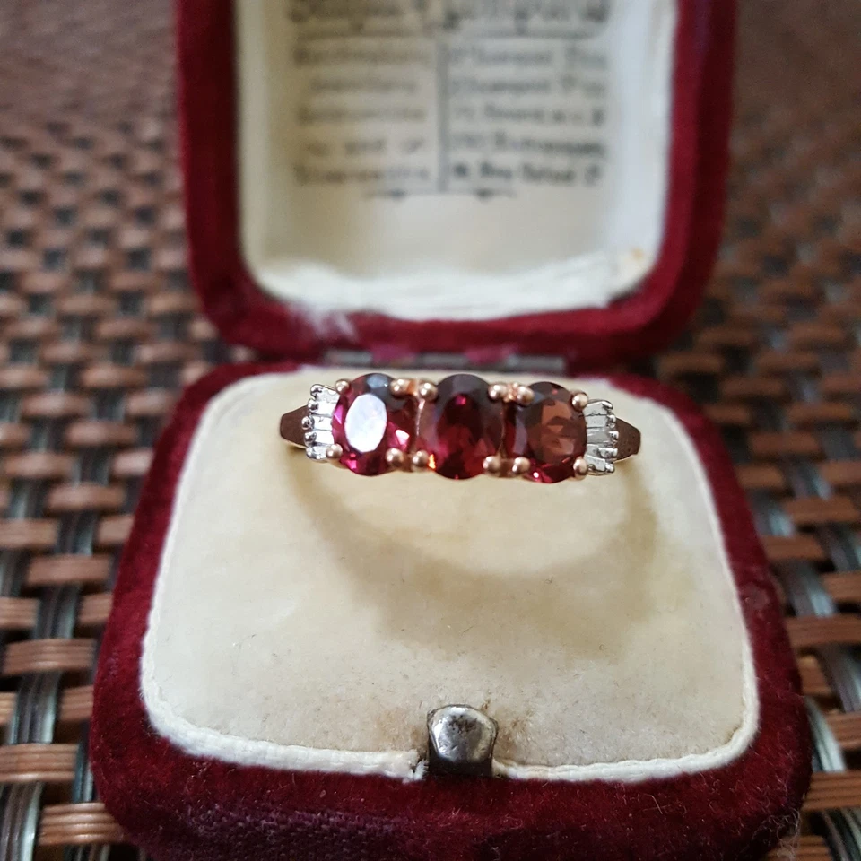 Anillo trilogía de plata de ley 925, diamante granate cereza roja talla Q.5 EE. UU. 8.25 Foto 1 de 4