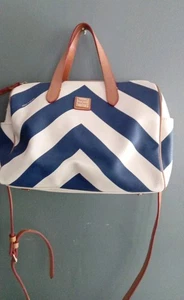 Borsa a tracolla Dooney & Bourke Chevron Barrel blu/bianco bordo in pelle - Foto 1 di 6