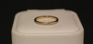 (RI1) 14K Gelbgold Ehering - Größe 4,25 - 1,5 Gramm - 1,9 mm - Bild 1 von 3