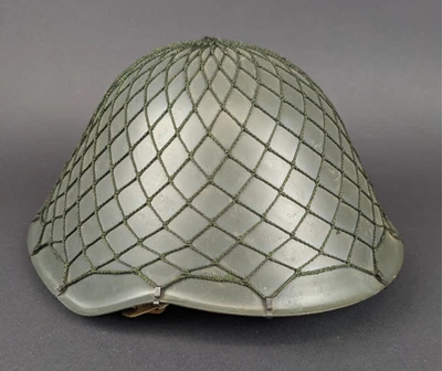 DDR NVA STAHLHELM MIT TARNNETZ - Bild 1 von 4