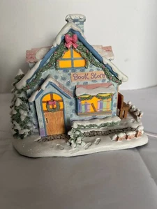 Tienda de libros Precious Moments Bound With Love Hawthorne Christmas Village iluminada - Imagen 1 de 6