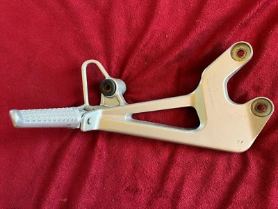 Honda VFR800 1998-2001 Interceptor pasajero trasero derecho clavija y montaje Foto 1 de 4