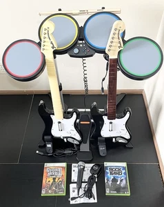 Xbox 360 - Rock Band - Batería - Micrófono - 2 GUITARRAS - Hero - PAQUETE COMPLETO *PROBADO* - Imagen 1 de 24